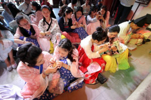 Girls in hanfu make handcrafts together to celebrate Qixi Festival in Nanjing, Jiangsu Province, August 27, 2017